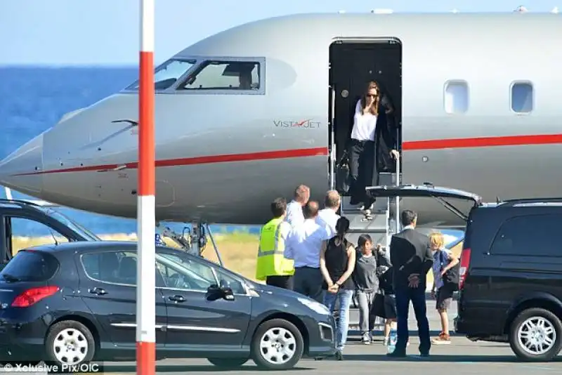 angelina jolie arriva in francia col jet privato