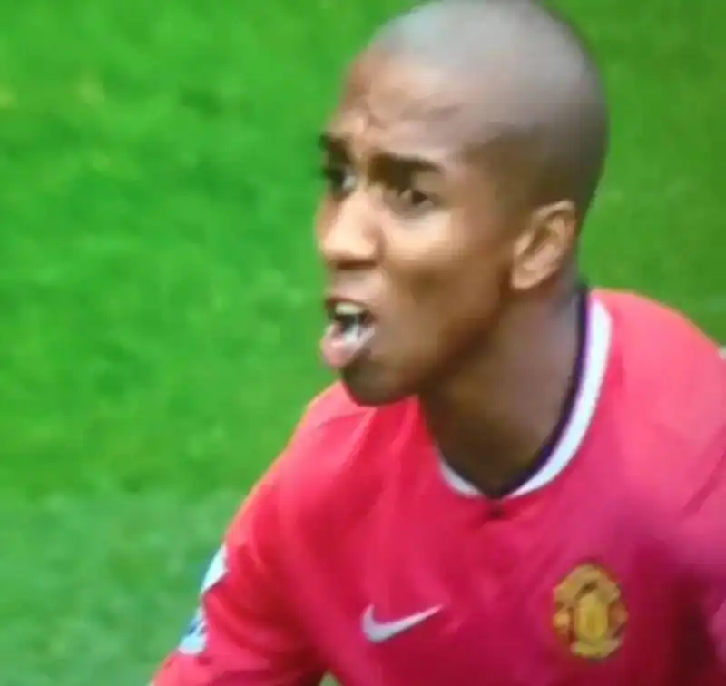 ASHLEY YOUNG COLPITO IN BOCCA