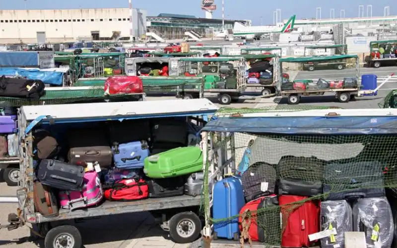 bagagli abbandonati per lo sciopero a fiumicino 9