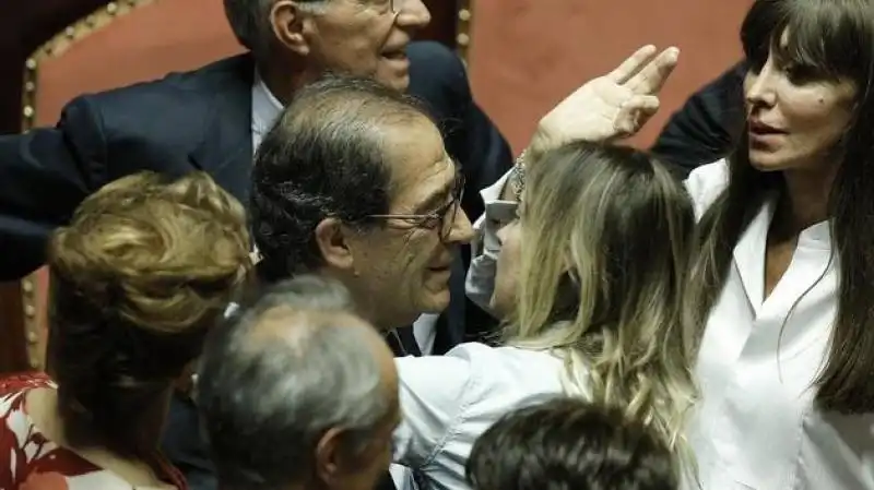 BOSCHI CIRCONDATA E BACIATA DA TUTTI