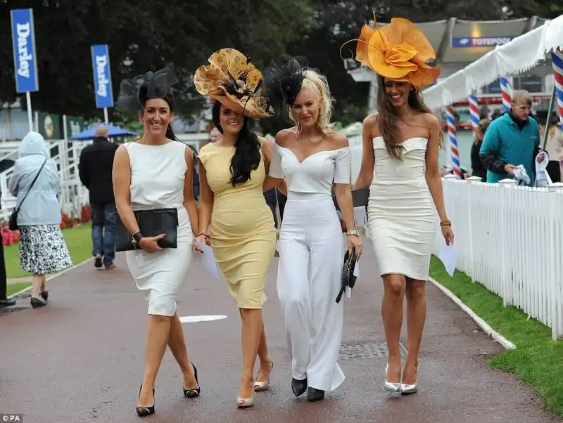 cappelli e completi bianchi a ebor festival