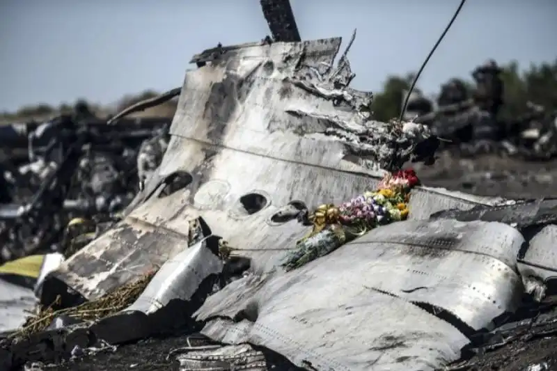 fiori sull aereo malese abbattuto in ucraina