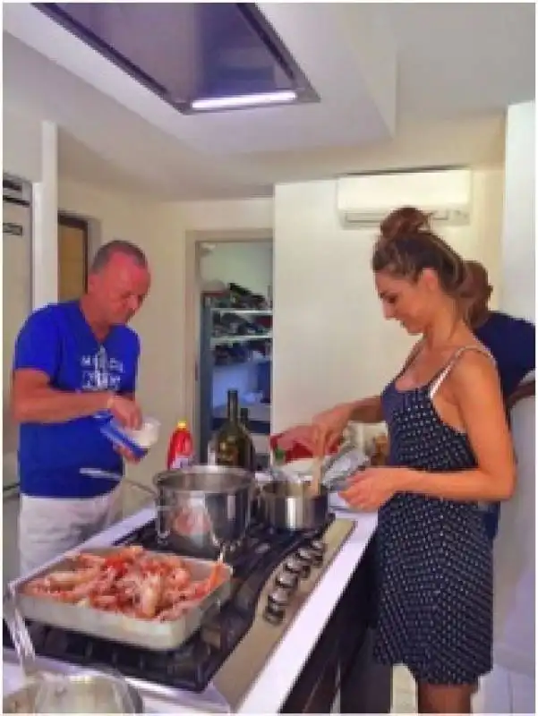 gigi d'alessio e anna tatangelo in cucina 