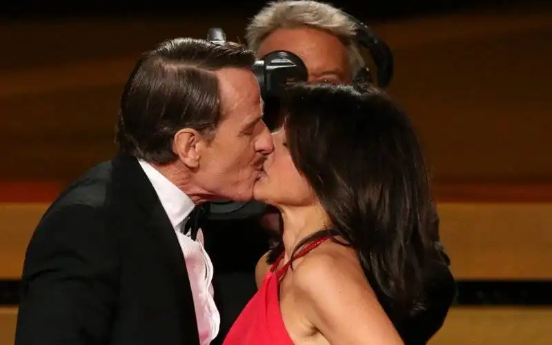 il bacio tra bryan cranston e julia louis dreyfus