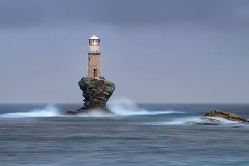 il faro dell'isola greca di andros