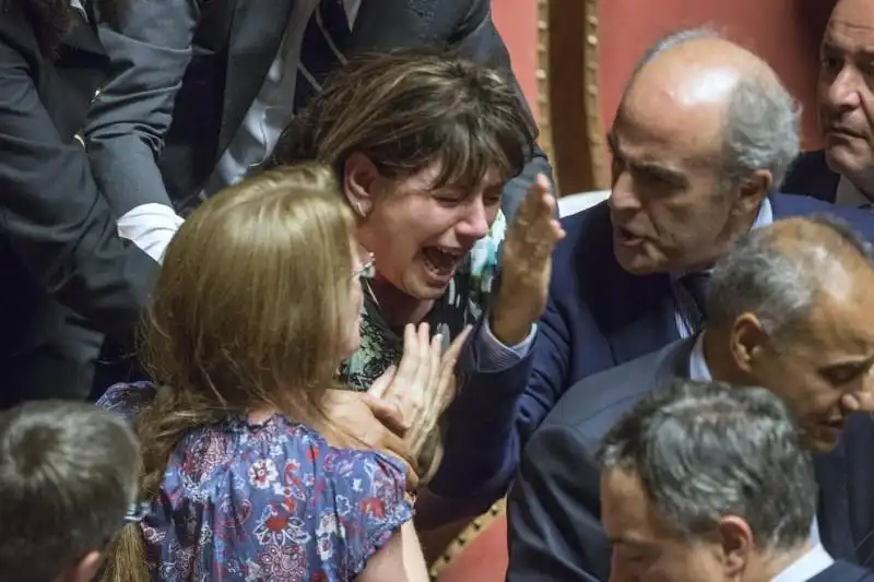 la senatrice laura bianconi colpita a una spalla