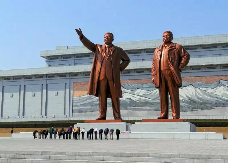 Le statue di Kim Il-sung e Kim Jong-il a Pyongyang