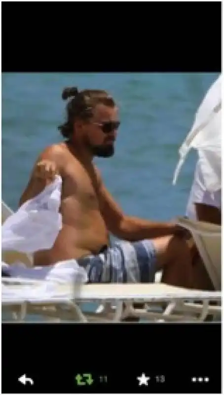 leo di caprio al mare con la panza