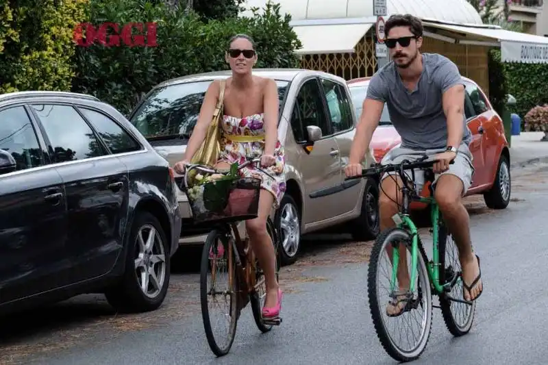 Maria Elena Boschi, dopo la spiaggia un bel giro in bicicletta per le vie di Marina di Pietrasanta con il fratello Emanuele (da Oggi) 