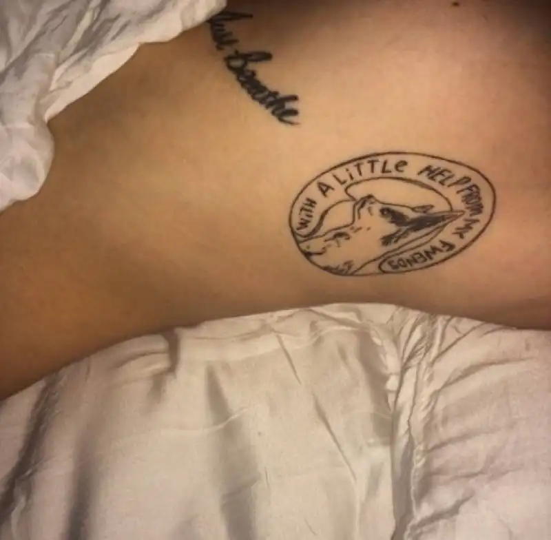 miley cyrus   il tatuaggio col cane 