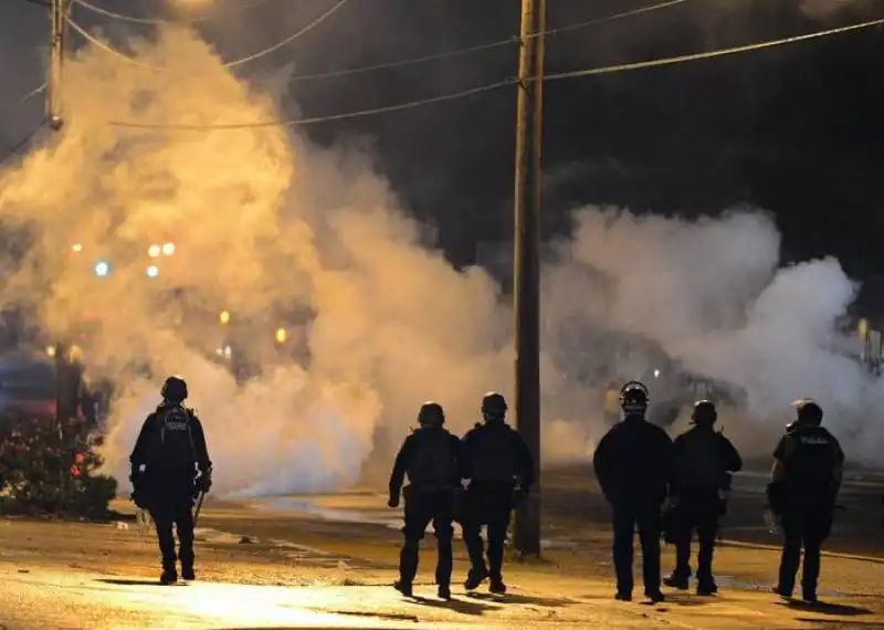 missouri   proteste dopo la morte di michael brown ucciso dalla polizia  16