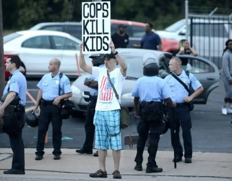 missouri   proteste dopo la morte di michael brown ucciso dalla polizia  8