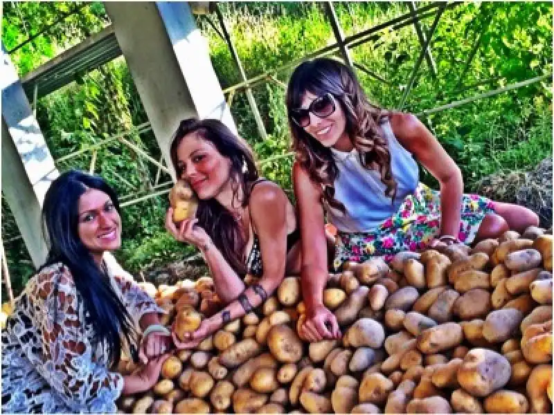 naike rivelli con due amiche tra le patate