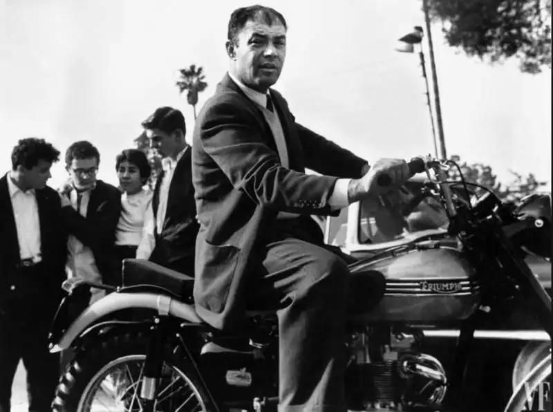 phil stern con la motocicletta di james dean a los angeles 1955