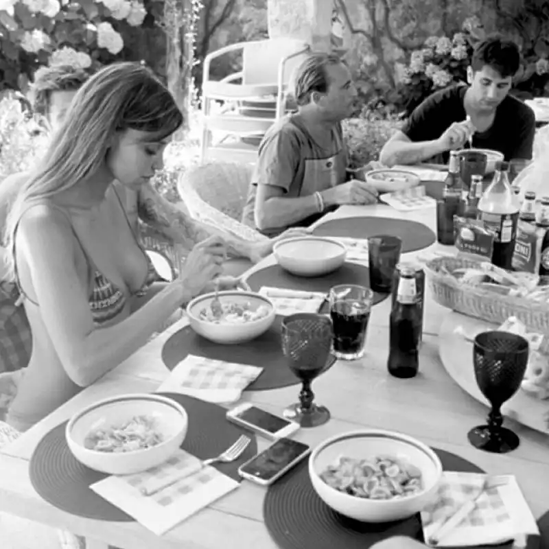 pranzo di ferragosto per belen nel salento