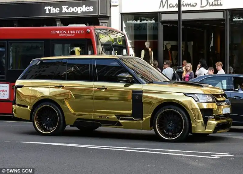 range rover in oro a londra