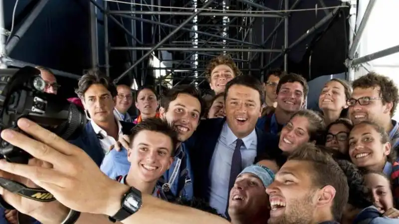 RENZI SELFIE CON GLI SCOUT