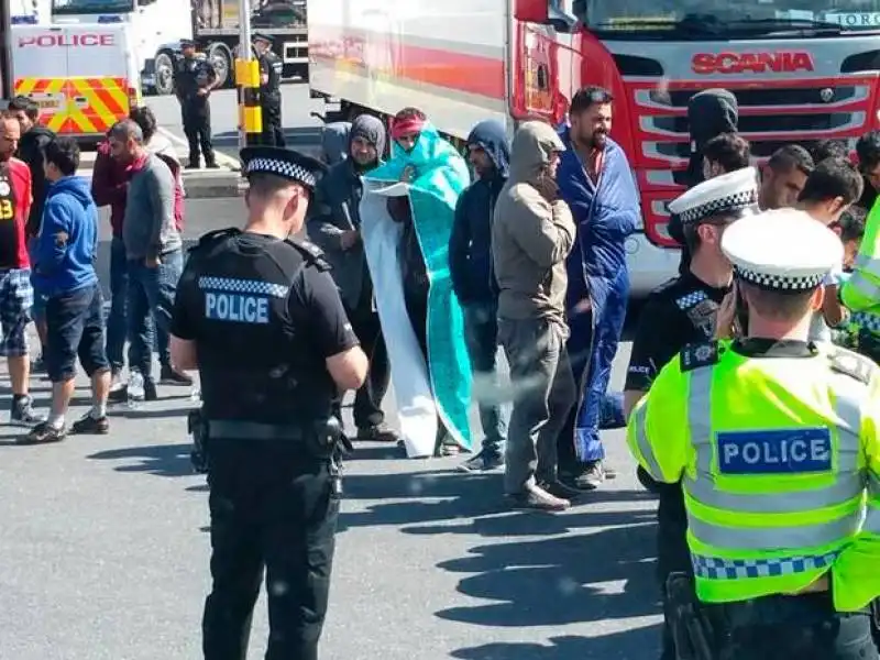 27 migranti in un camion italiano a londra  6