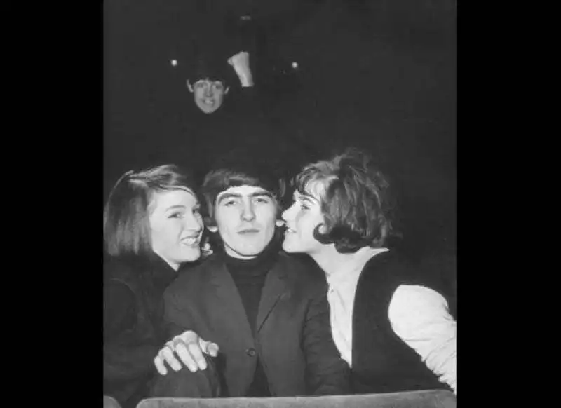 anche i beatles si photobombavano