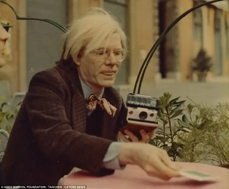 andy warhol con la polaroid