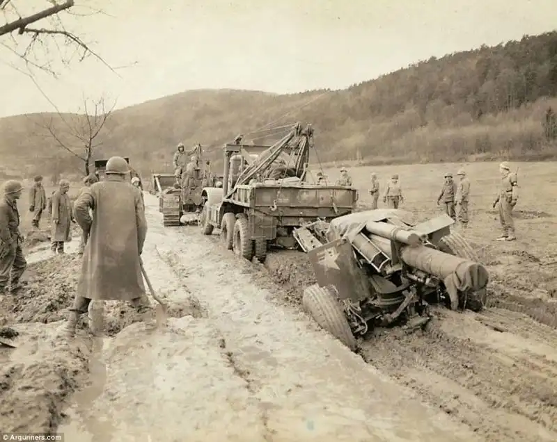 artiglieria americana bloccata nel fango a bobenthal   germania