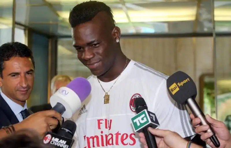 balotelli arriva a milano  per i test medici