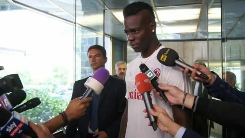 balotelli arriva a milano per i test medici