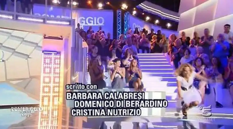 BARBARA DURSO CADE DURANTE LA TRASMISSIONE 