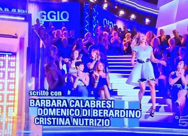 BARBARA DURSO CADE DURANTE LA TRASMISSIONE  