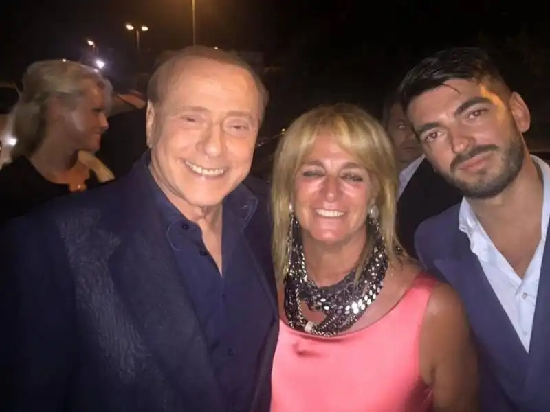 berlusconi foto con i fan allo smaila s di porto rotondo 