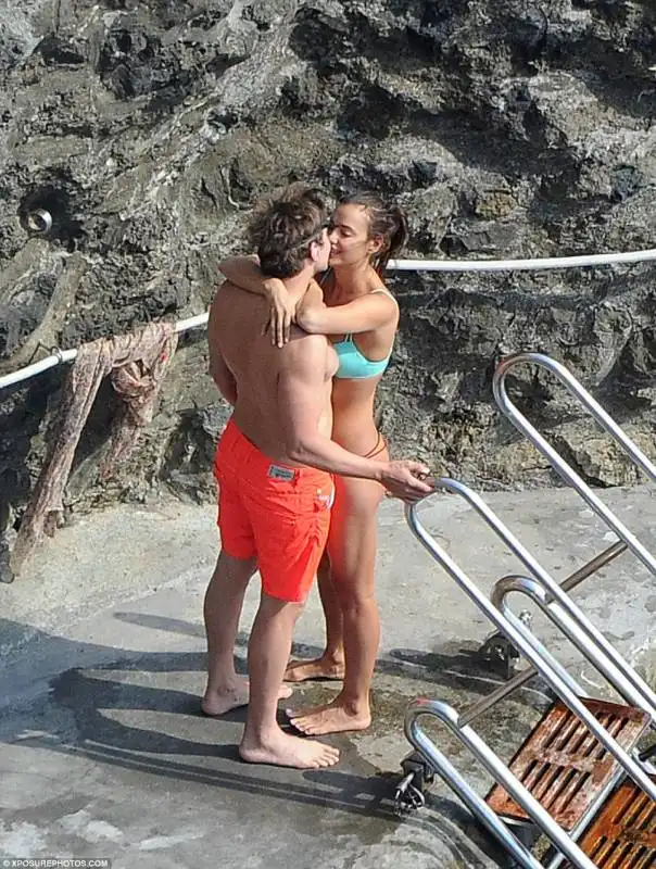 bradley cooper e irina shayk   vacanze costiera amalfitana  34