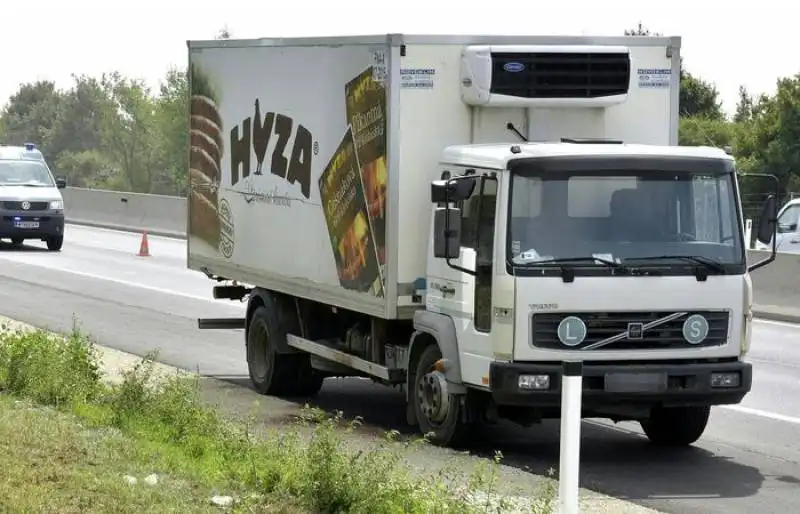 cadaveri di migranti trovati in un camion in austria  6