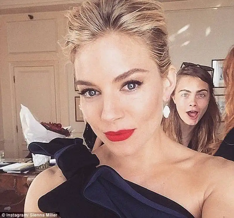 cara delevigne dietro a sienna miller