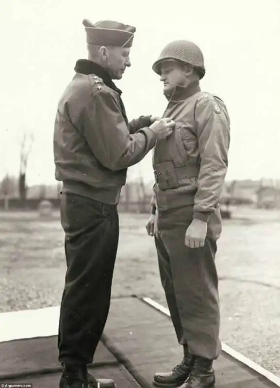 charles palmer riceve la legione di merito dal tentente generale alexander patch