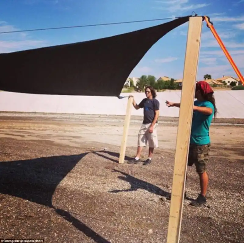 due ragazzi costruiscono una tenda per il burning man