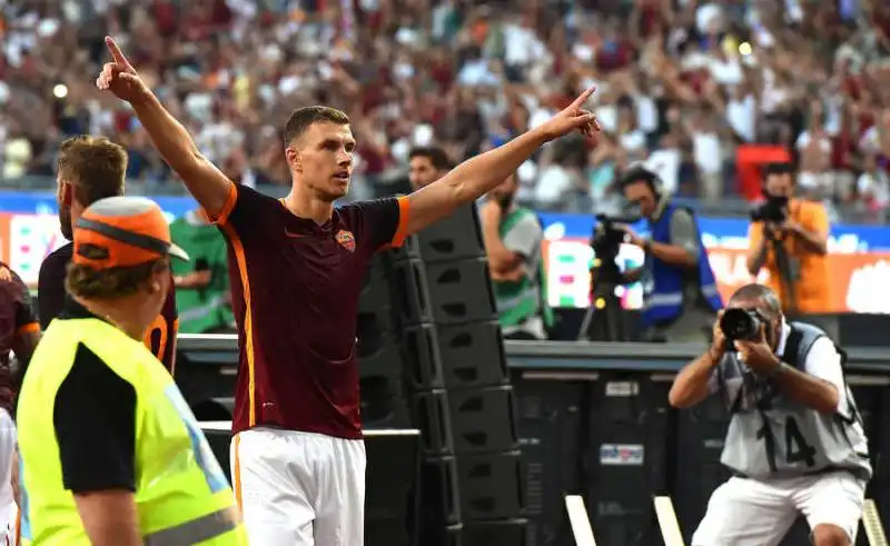 dzeko stende la juventus foto mezzelani gmt08