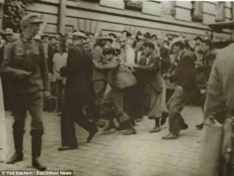 ebrei durante pogrom in ucraina