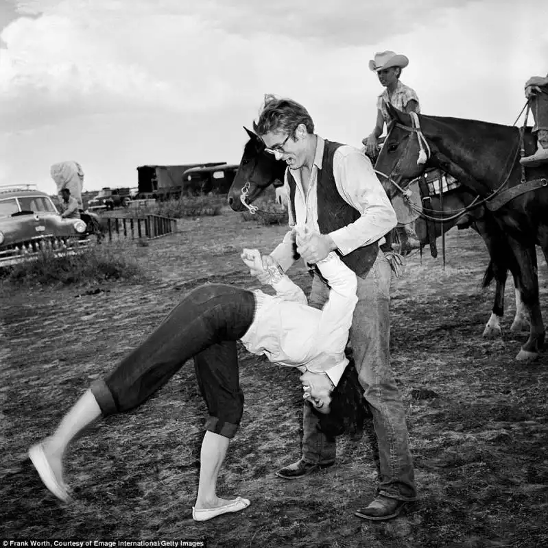 elizabeth taylor e james dean sul set del film il gigante   1956