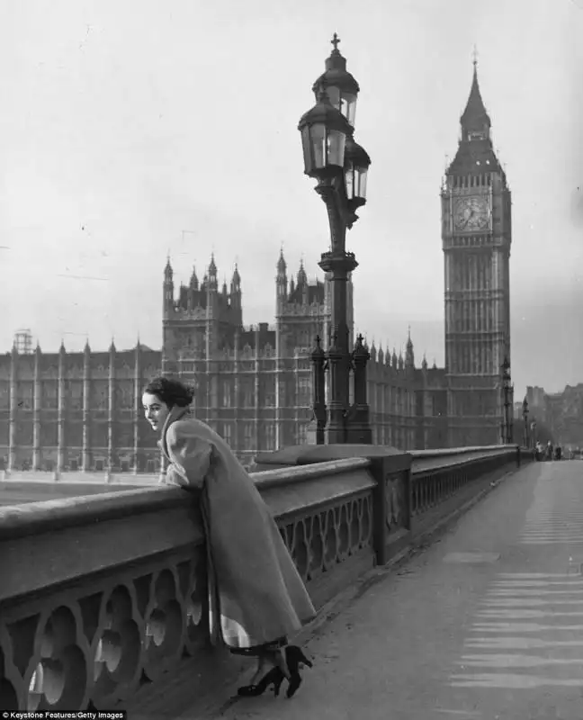 elizabeth taylor sul ponte westminster di londra