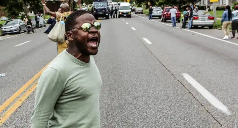 FERGUSON - PROTESTE CONTRO L UCCISIONE DI AFROAMERICANI DA PARTE DELLA POLIZIA