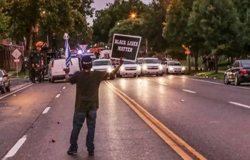 FERGUSON - PROTESTE CONTRO L UCCISIONE DI AFROAMERICANI DA PARTE DELLA POLIZIA