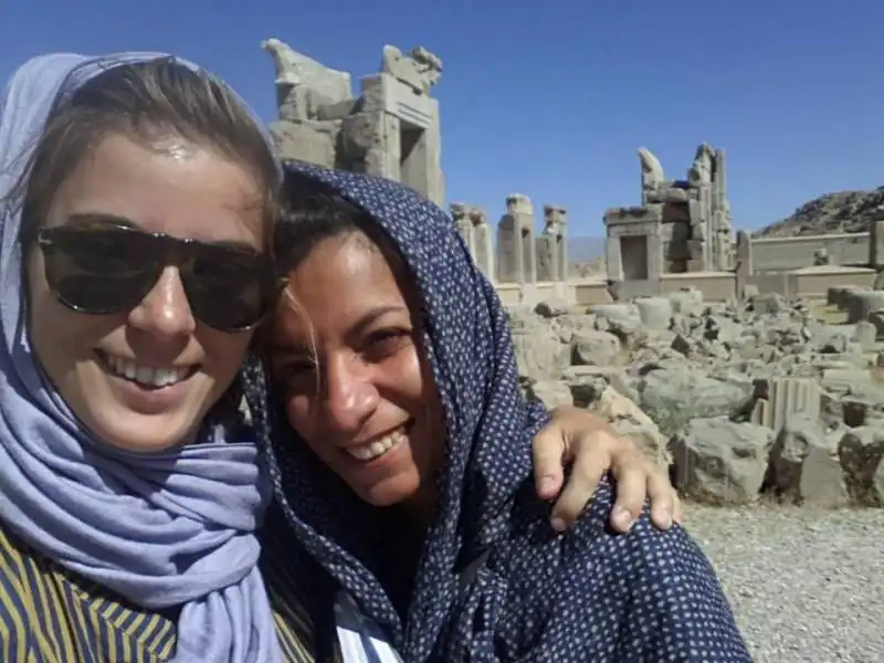 giulia innocenzi e maddalena oliva in iran  5