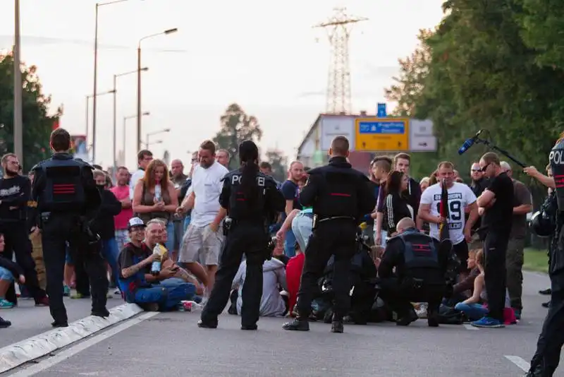 heidenau scontri contro immigrati  9