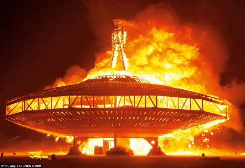 il disco volante di lewis zaumeyer e andrew johnstone brucia al burning man 2013