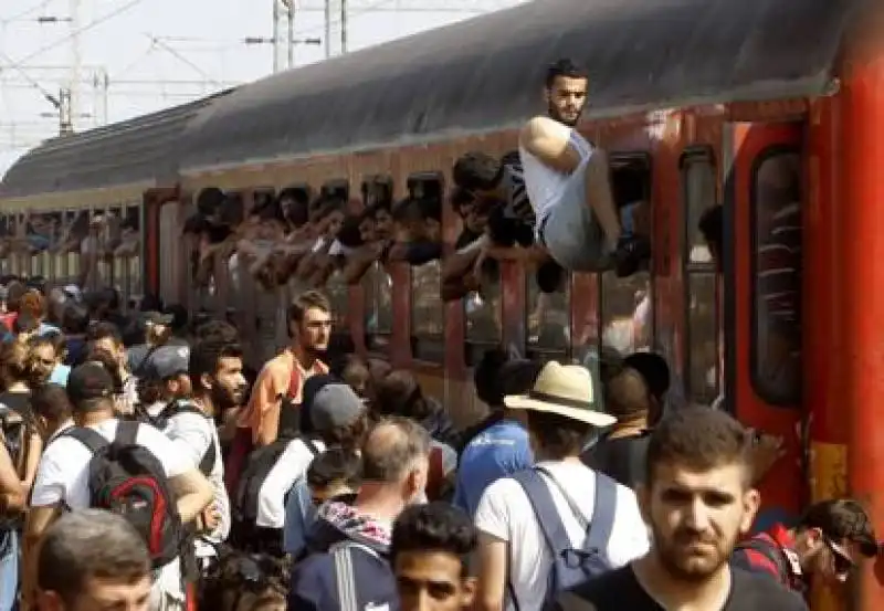 immigrati  in  macedonia al confine con la grecia