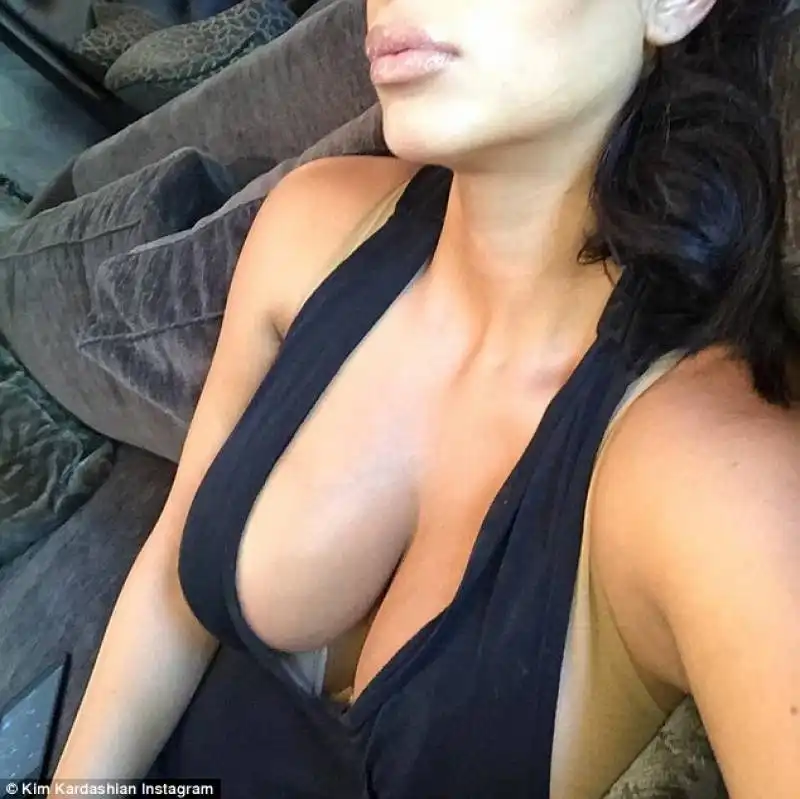 kim in canotta 3193870 not shy kim shared this seductive selfie to celebrate hitting 42 a 8 1439312011915