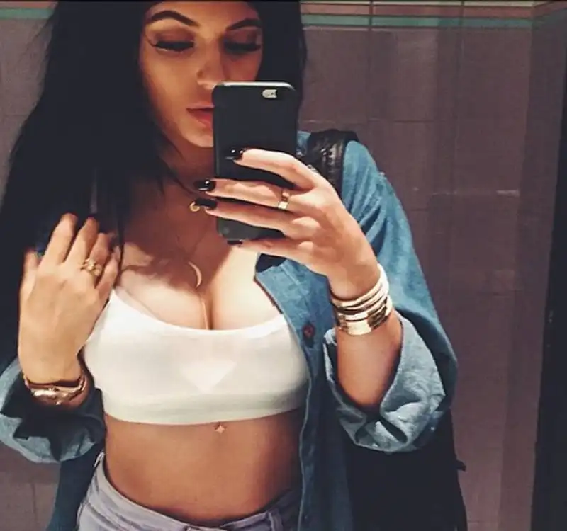 kylie jenner selfie  13