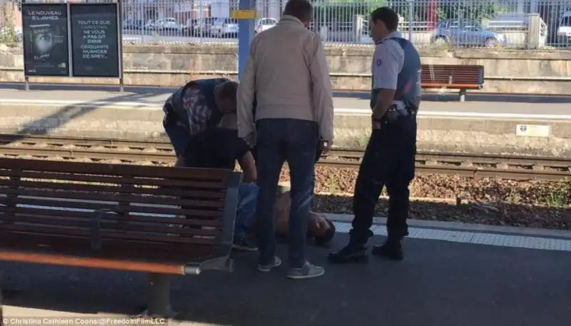 l'attentatore   the suspected gunman was held on the platform of the station in  a 76 1440189156748