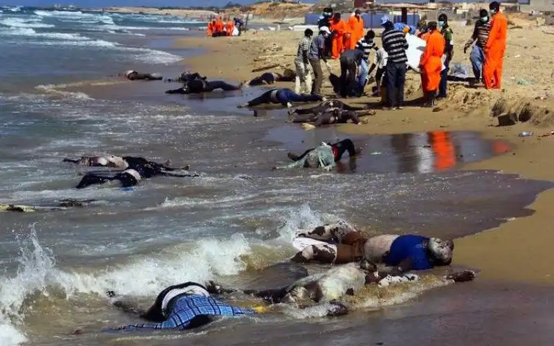 libia cadaveri di  migranti sulla spiaggia