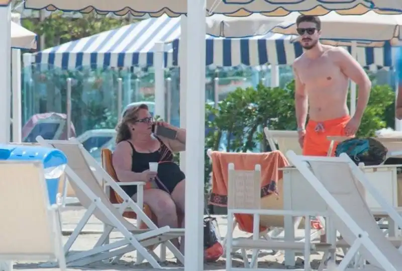 maria elena boschi al mare con la famiglia  6